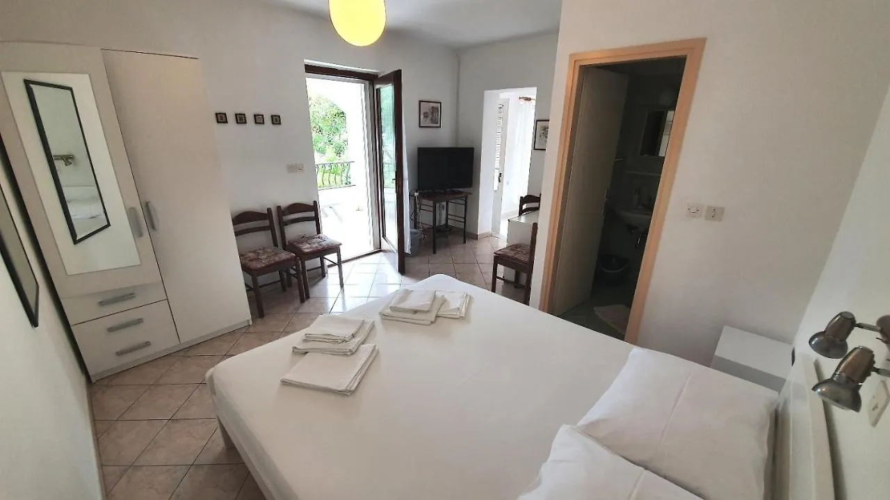 Apartments Dora Banjol Croatia