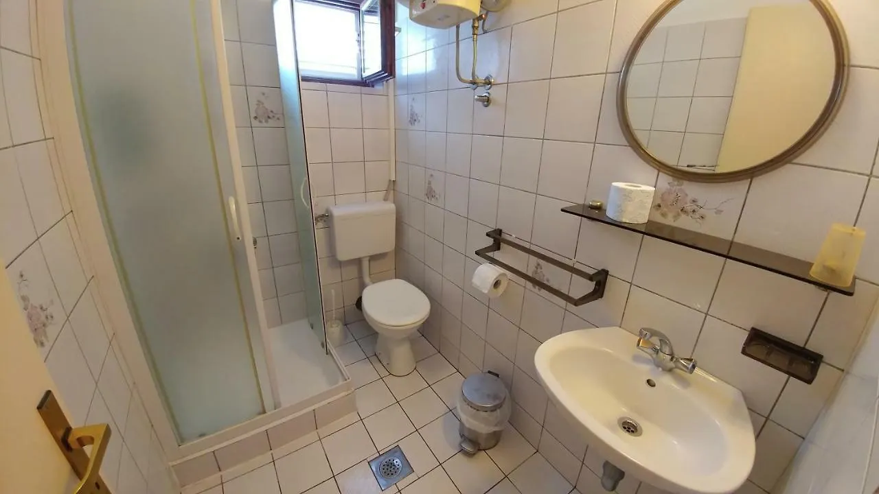 Apartments Dora Banjol Hırvatistan