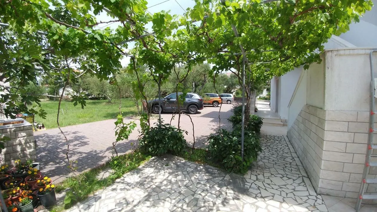 Apartments Dora Banjol Croatia
